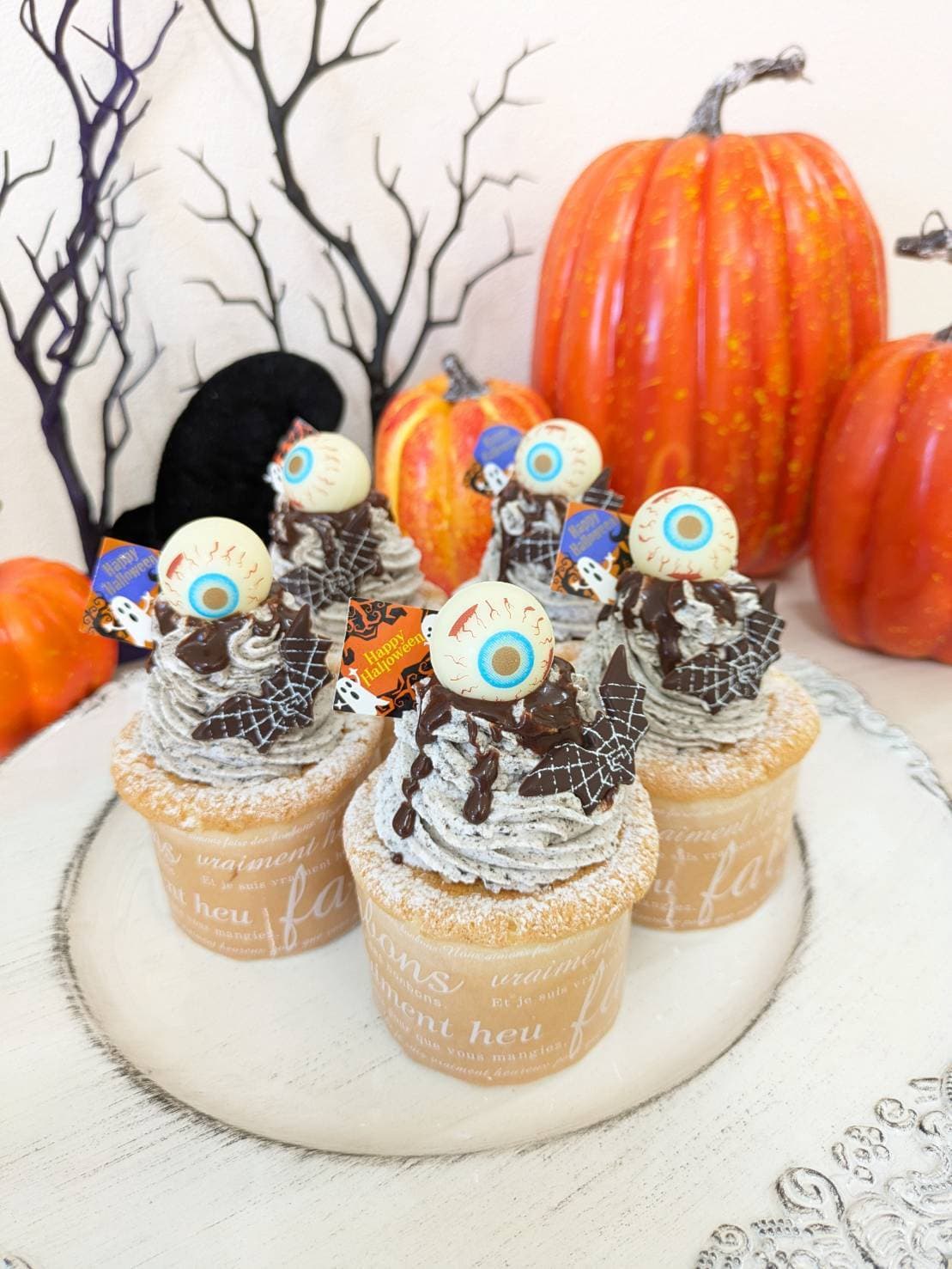 ハロウィン限定の目玉のクッキークリームのカップケーキ